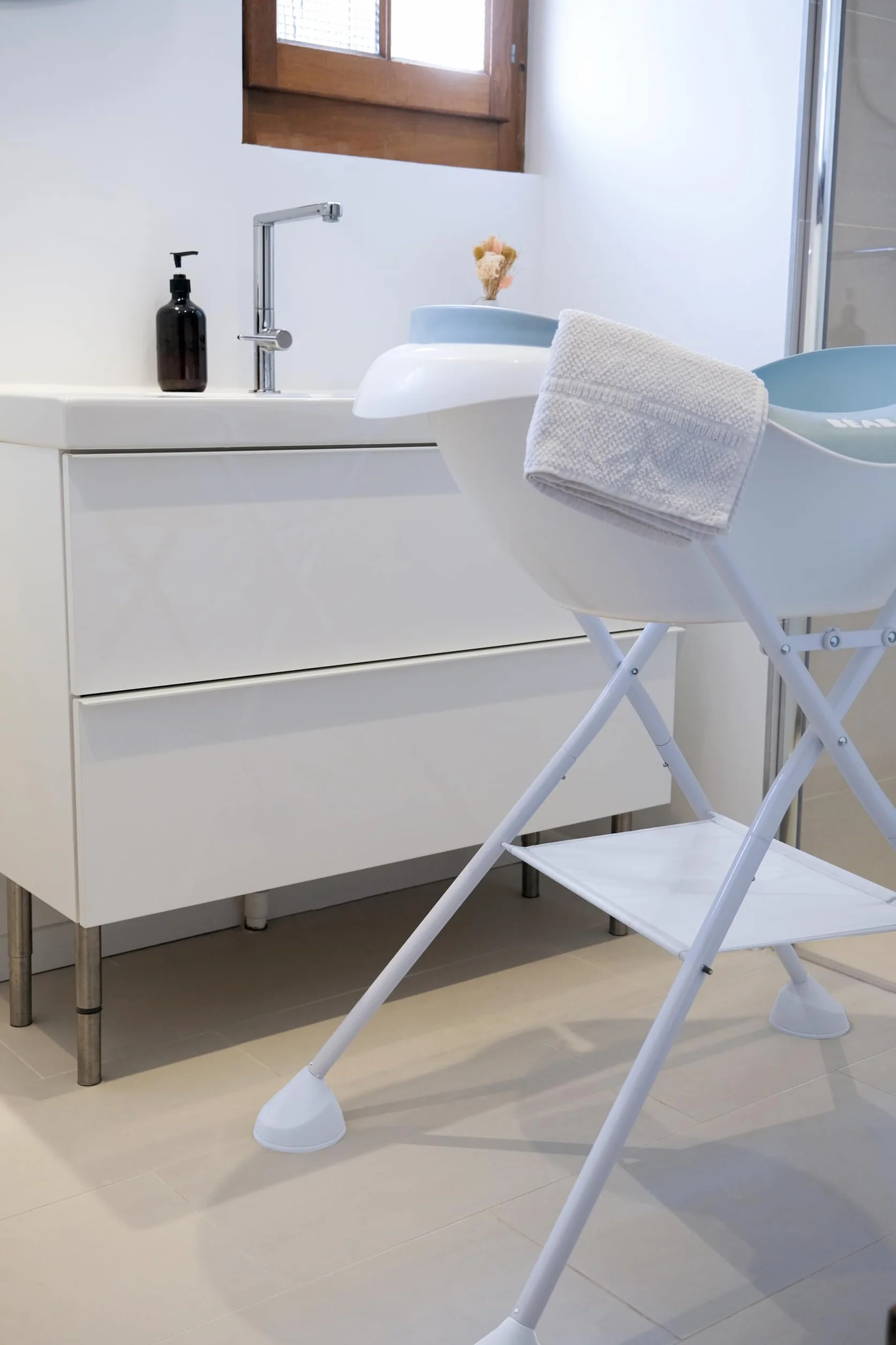 BÉABA Support de Baignoire et Table à Langer Pliable Blanc Compatible Camele'O