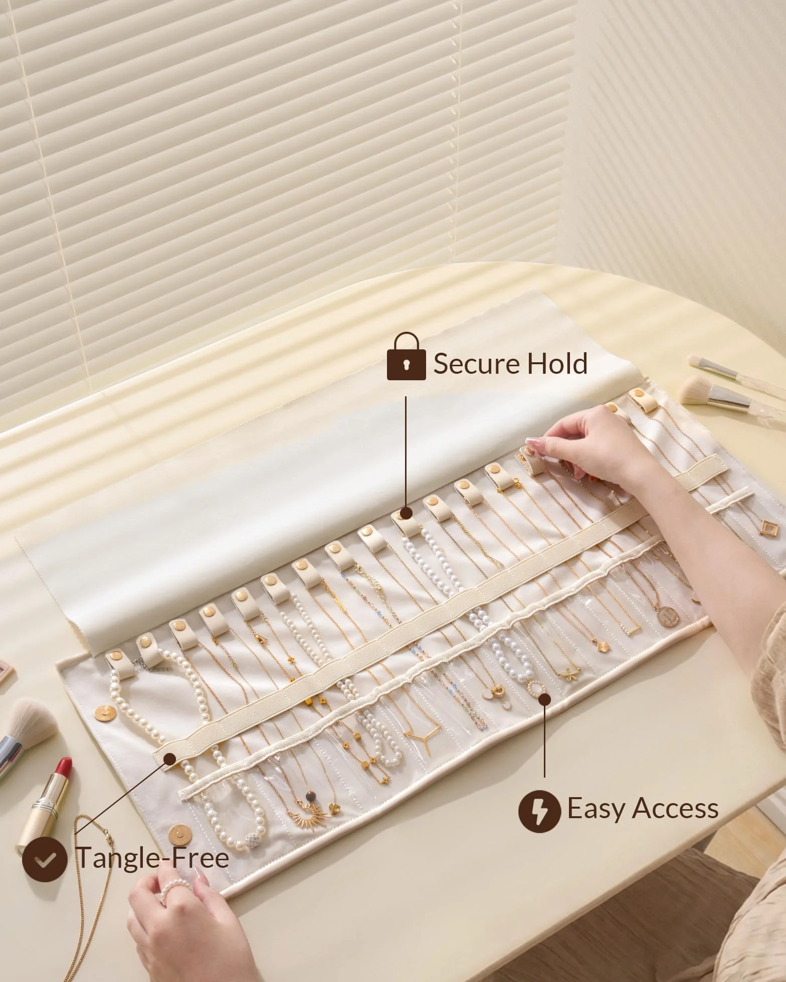 Lolalet Organisateur de Colliers de Voyage Anti-Emmêlement, Pochette Rouleau à Bijoux avec Crochets Individuels, Étui pour 18 Colliers - Crème