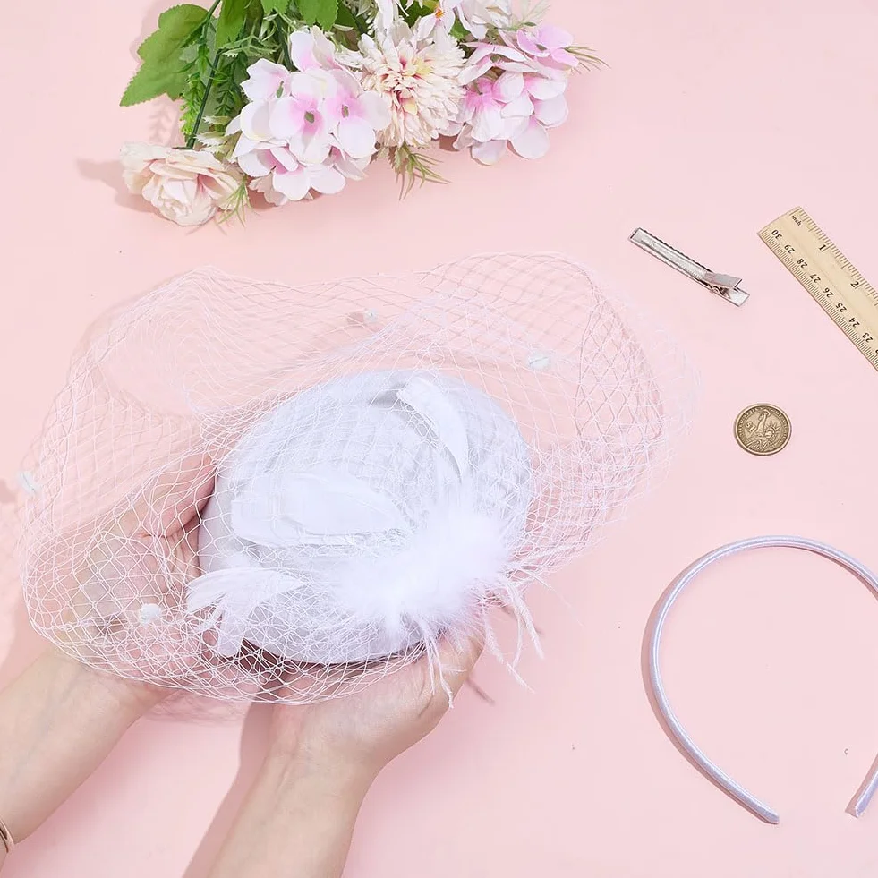 Chapeau Bibi en Voile Blanc avec Plumes 13x11cm Accessoire Cheveux Rétro pour Mariage Thé Soirée