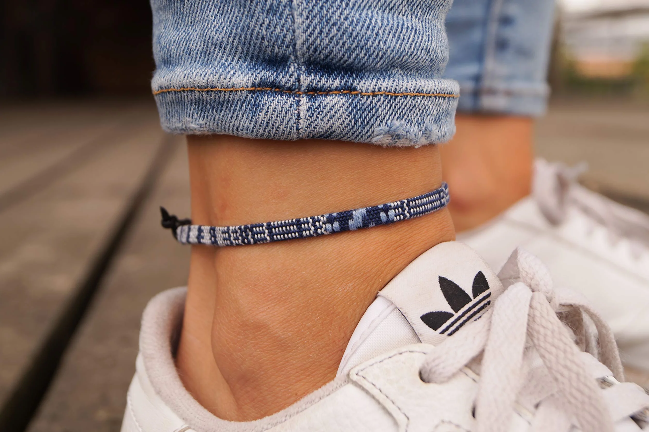 Nami Bracelet de cheville boho hippie 100% coton écologique imperméable ajustable Bleu-blanc