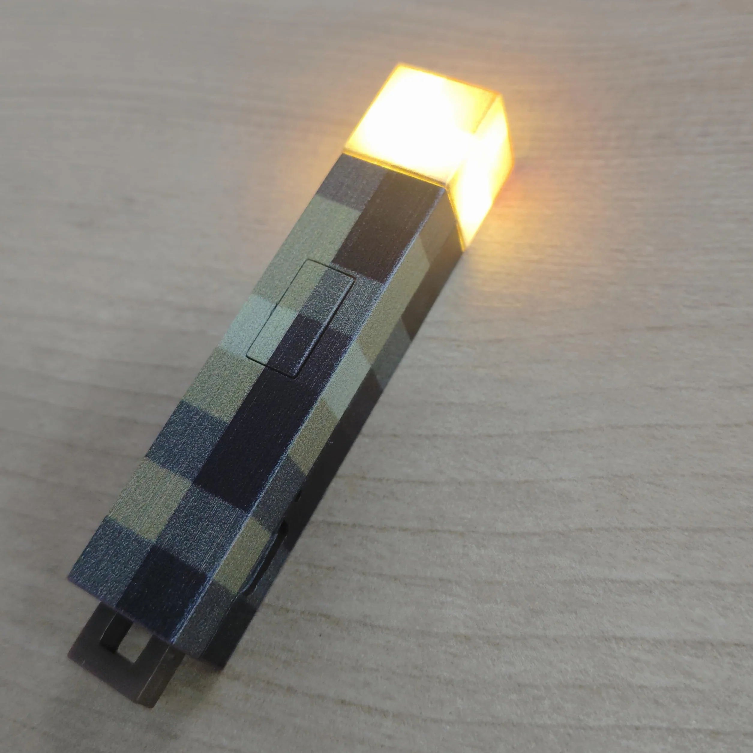 Porte-clés Torche Pixel avec éclairage 6,5 cm modèle jeu câble pour passionnés jeux déplacement décoration sac à dos