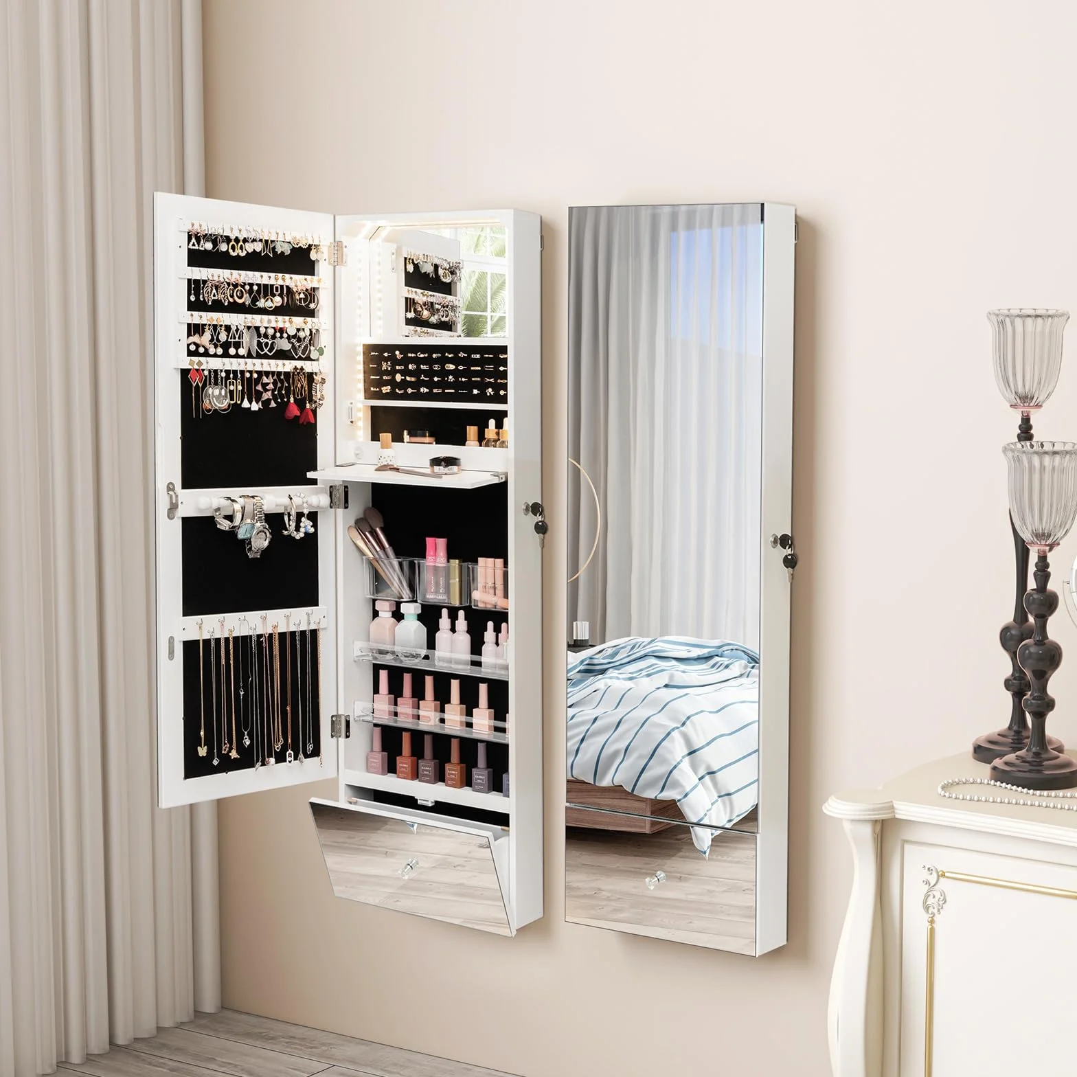 HOMASIS Armoire suspendue pour bijoux avec miroir et serrure, éclairage LED 3 couleurs, étagère pliable, 120 x 37 x 11 cm