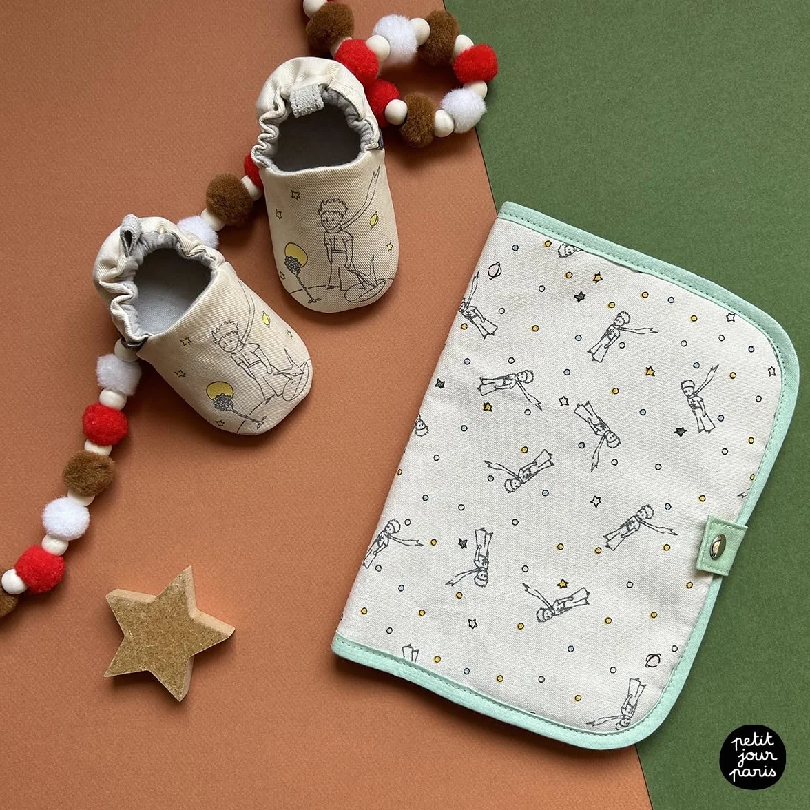 LE PETIT PRINCE PROTEGE CARNET DE SANTE COTON VERT 17 x 23,5 x 1,5
