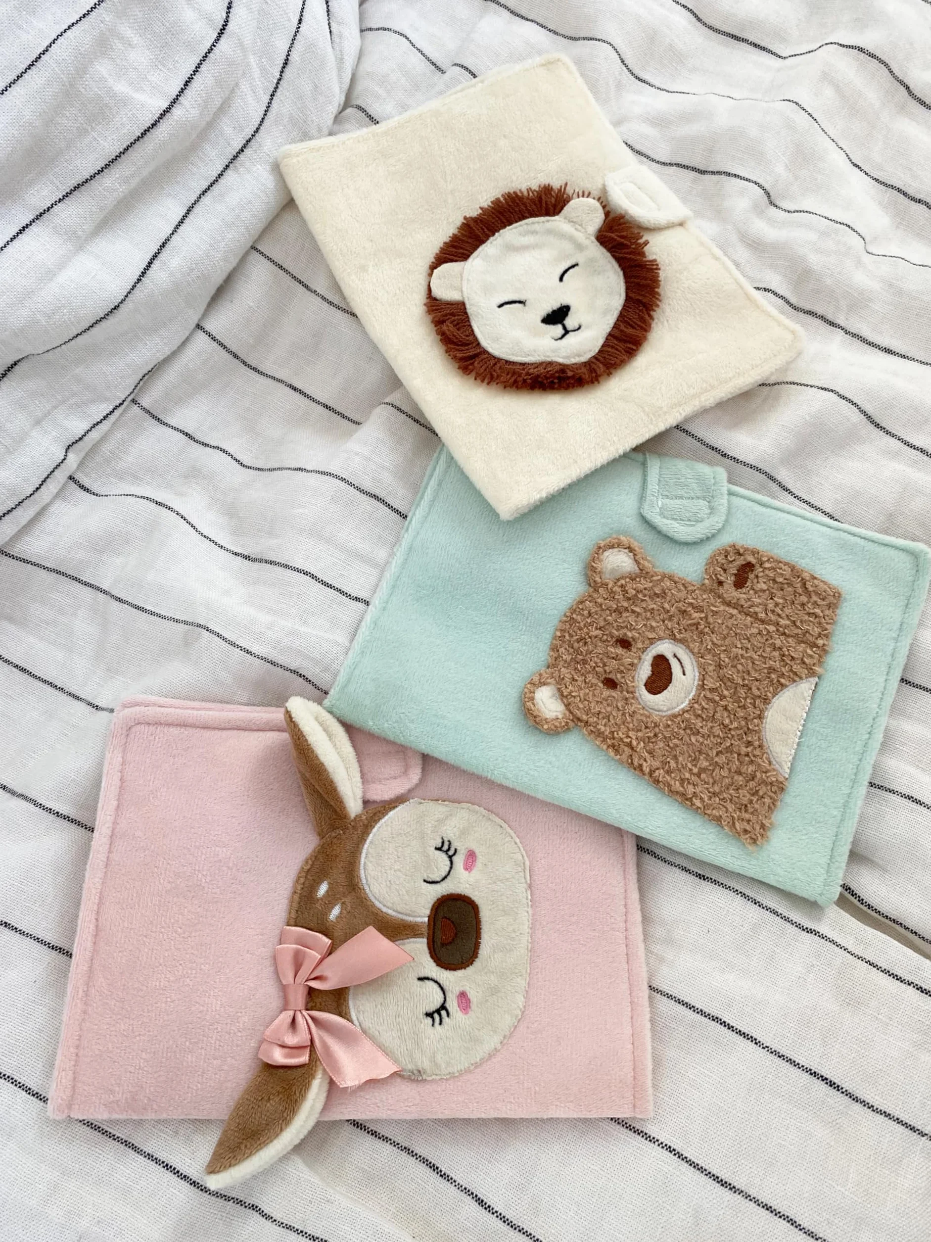 Protège Carnet de Santé Bébé Lion - Housse Douce Lavable en Machine avec Fermeture Scratch