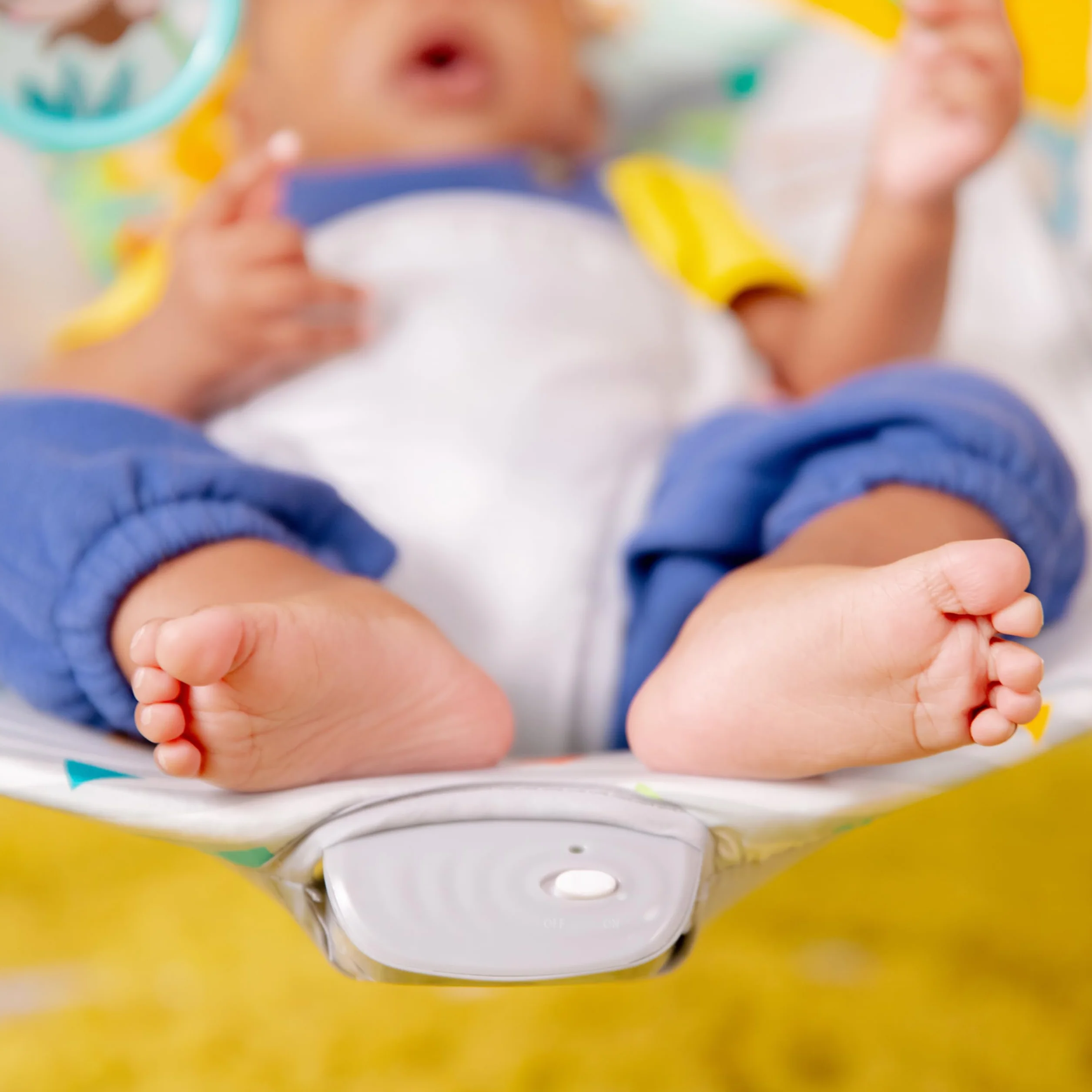 Bright Starts Transat Bébé Vibrations Apaisantes Barre de Jouets Amovible Pieds Antidérapants 0-6 Mois 9 kg Safari Fun