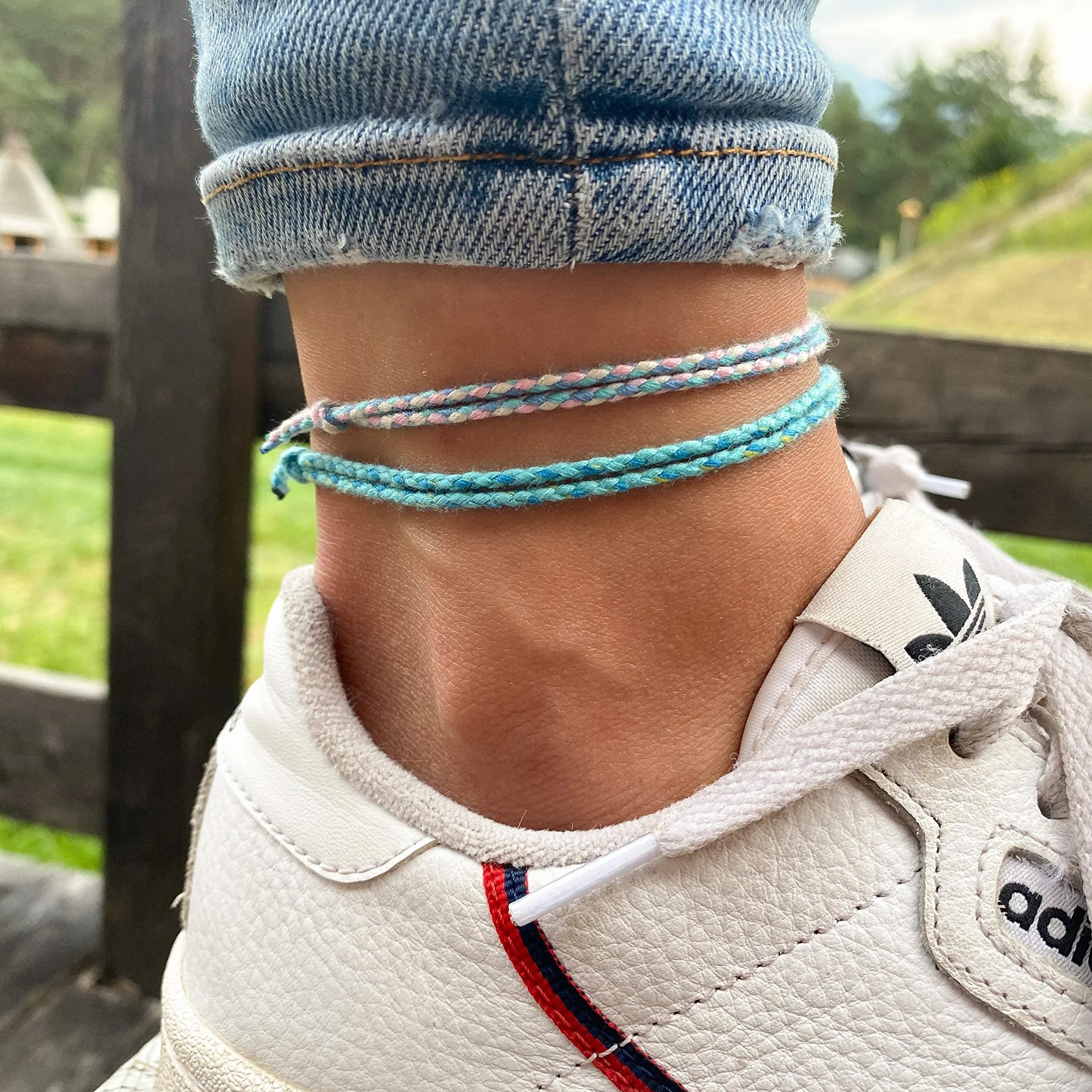 Bracelet de cheville boho hippie en coton écologique imperméable ajustable pour hommes et femmes - Set 2 pièces (Blanc & Jaune, Bleu)