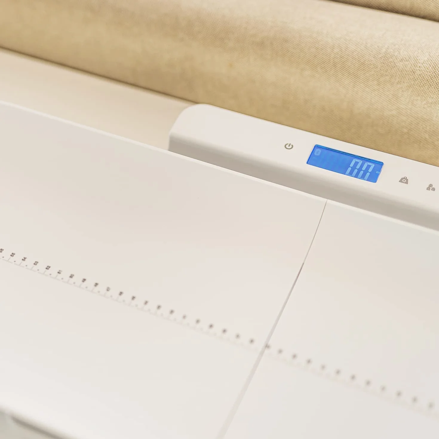 SUAVINEX Balance numérique bébé adulte Bluetooth 1-100 kg plateau amovible blanc