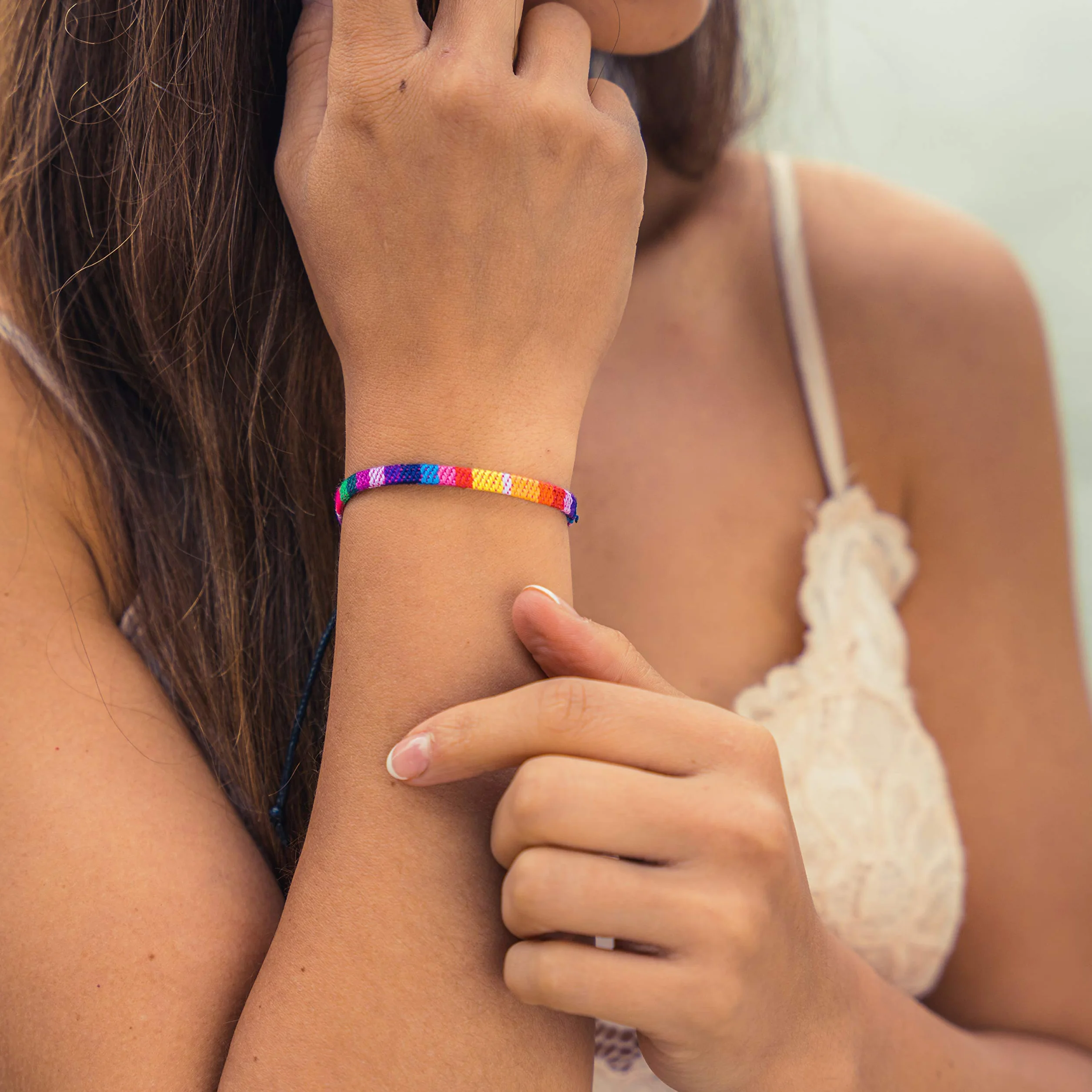 Bracelet surfeur Nami fait main pour hommes et femmes - Boho hippie - Accessoire plage festival - Coton écologique imperméable ajustable Arc-en-ciel