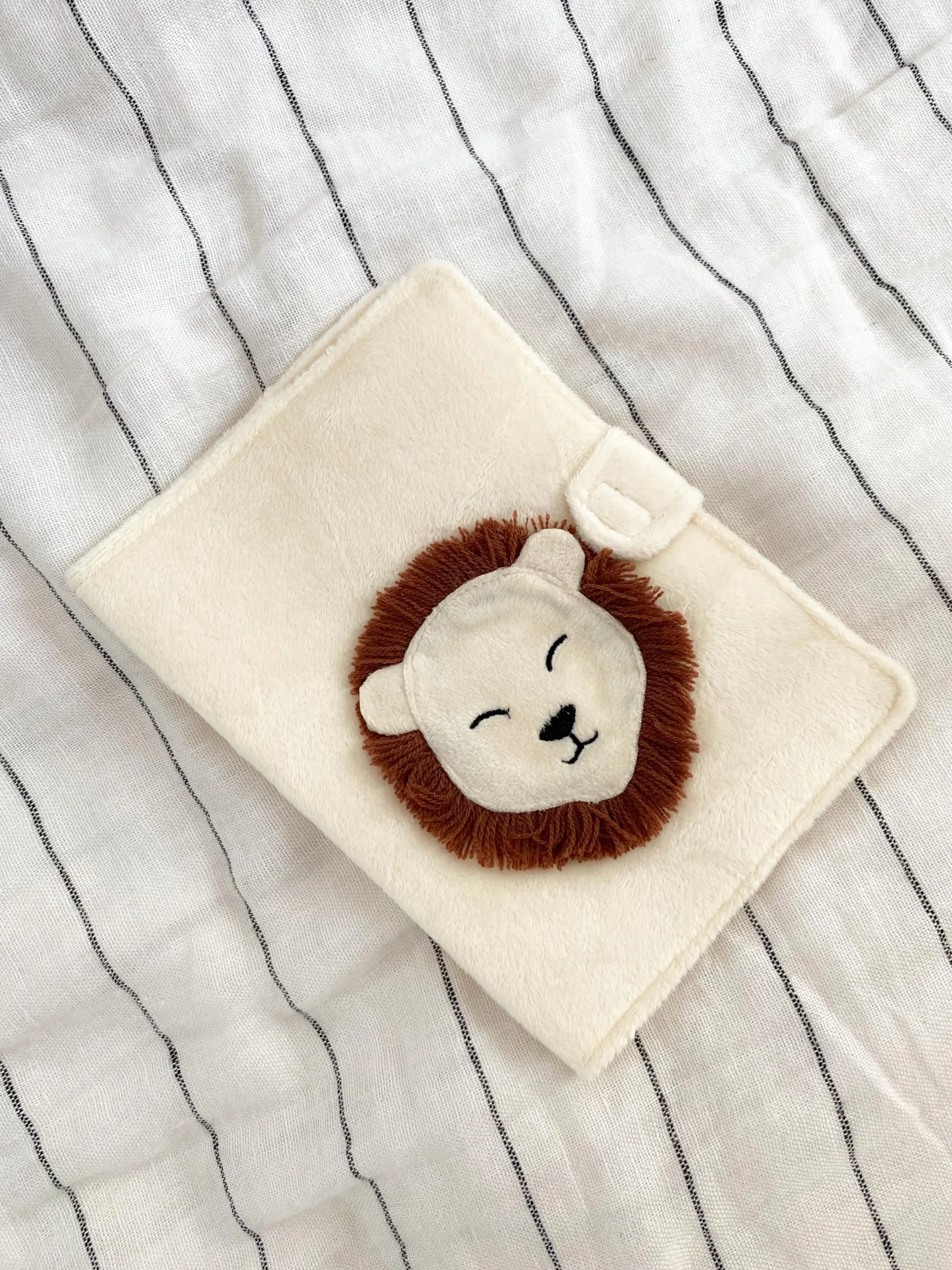 Protège Carnet de Santé Bébé Lion - Housse Douce Lavable en Machine avec Fermeture Scratch