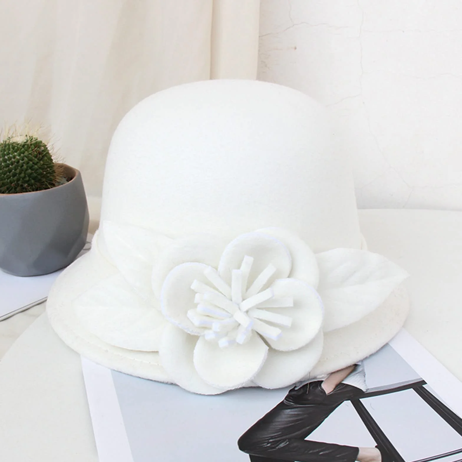 Chapeau en tissu pour femme Automne Hiver Motif fleurs Haut rond Chapeau cloche chaud