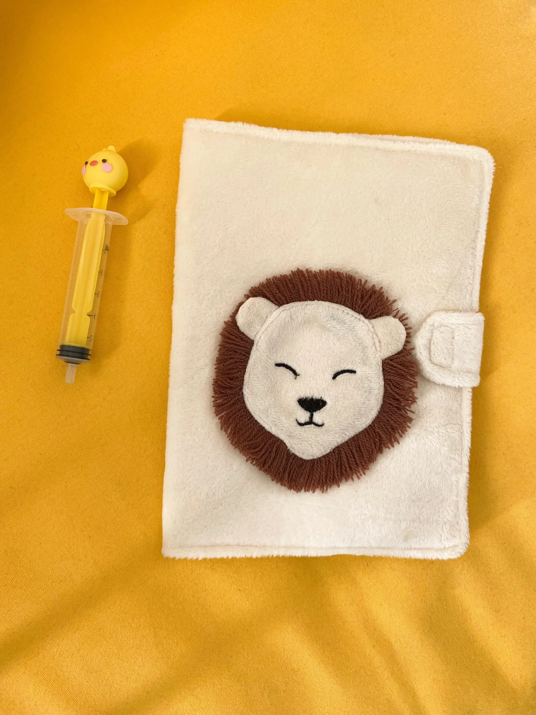Protège Carnet de Santé Bébé Lion - Housse Douce Lavable en Machine avec Fermeture Scratch