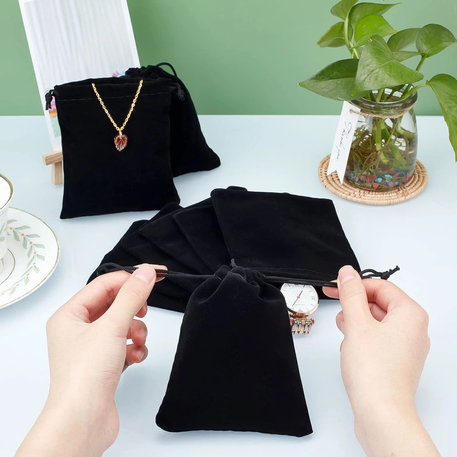 PandaHall Elite 50PCS Sachets Pochettes de Velours 12x10cm Sacs Cadeaux Pochettes à Bijoux Souples Noir