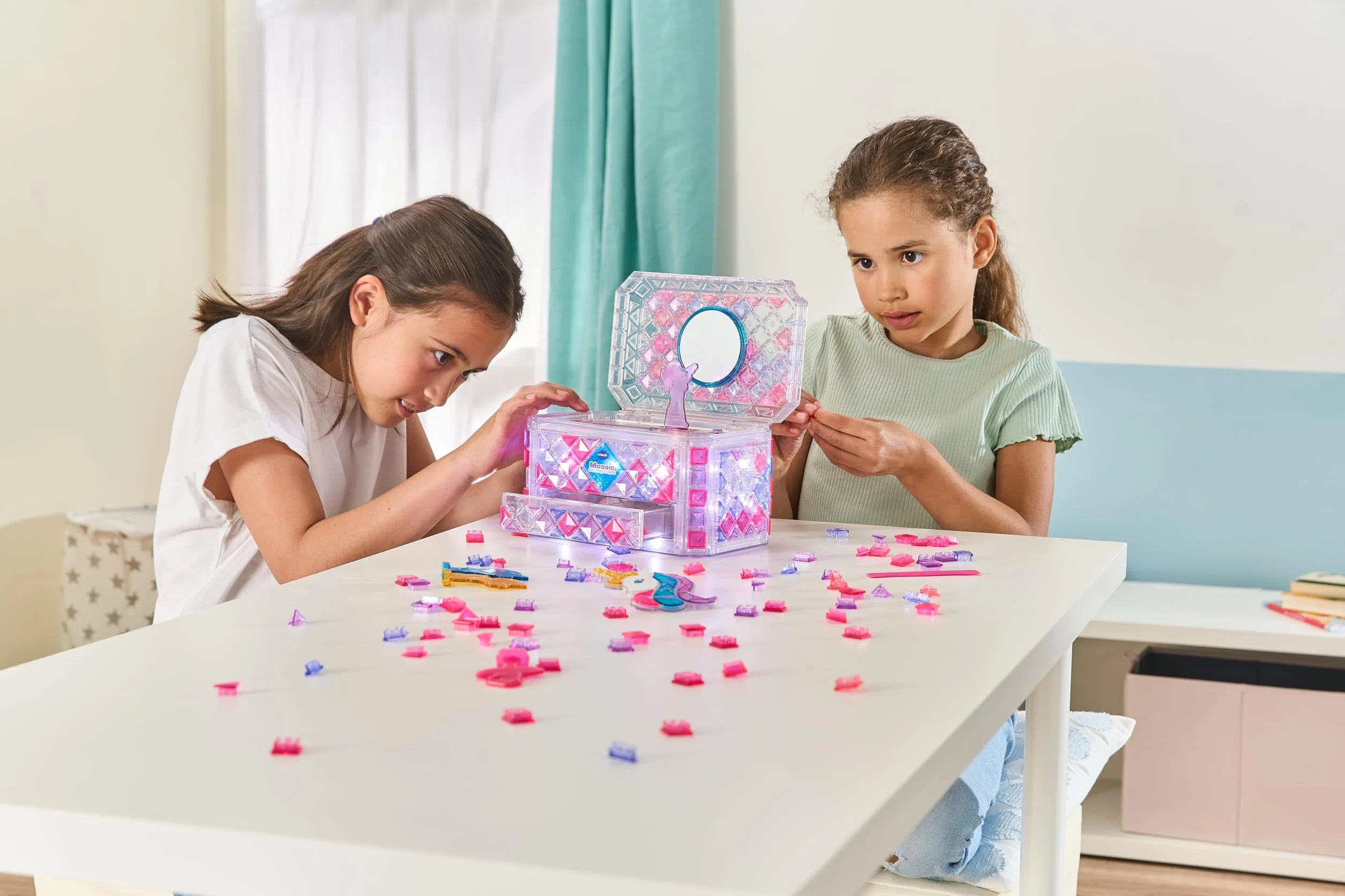 VTech Mosaic Magic Lights Boîte à Bijoux Lumineuse pour Enfant, Personnalisable avec 200 Carreaux de Mosaïque, 4 Figurines, Mélodies Relaxantes, Langue Italienne