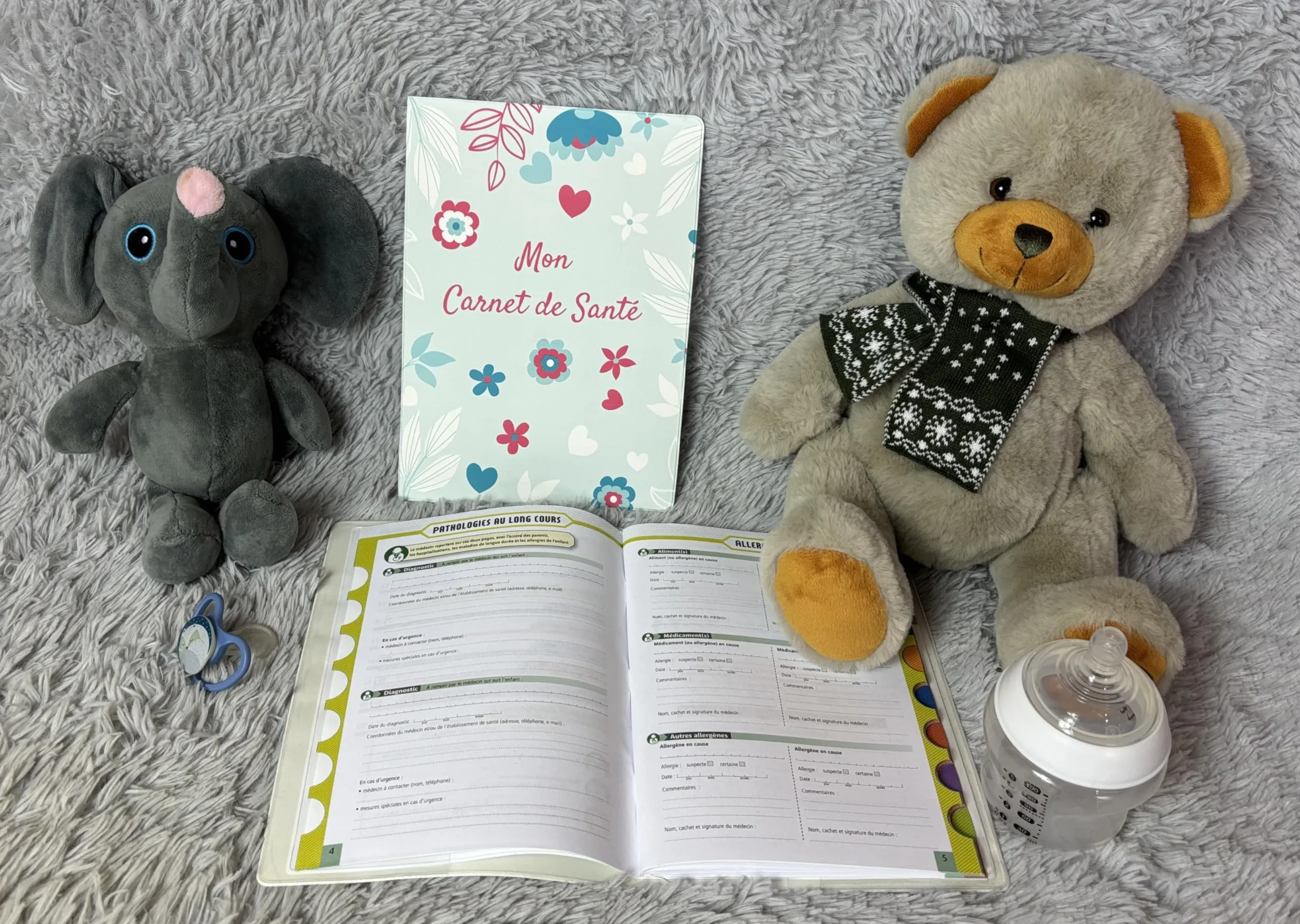 Protège Carnet de Santé Enfant en Gomme Expansée Fabriqué en France Étui Carnet Bébé Fille ou Garçon Format Maternité Standard Modèle Petites Fleurs Bleues