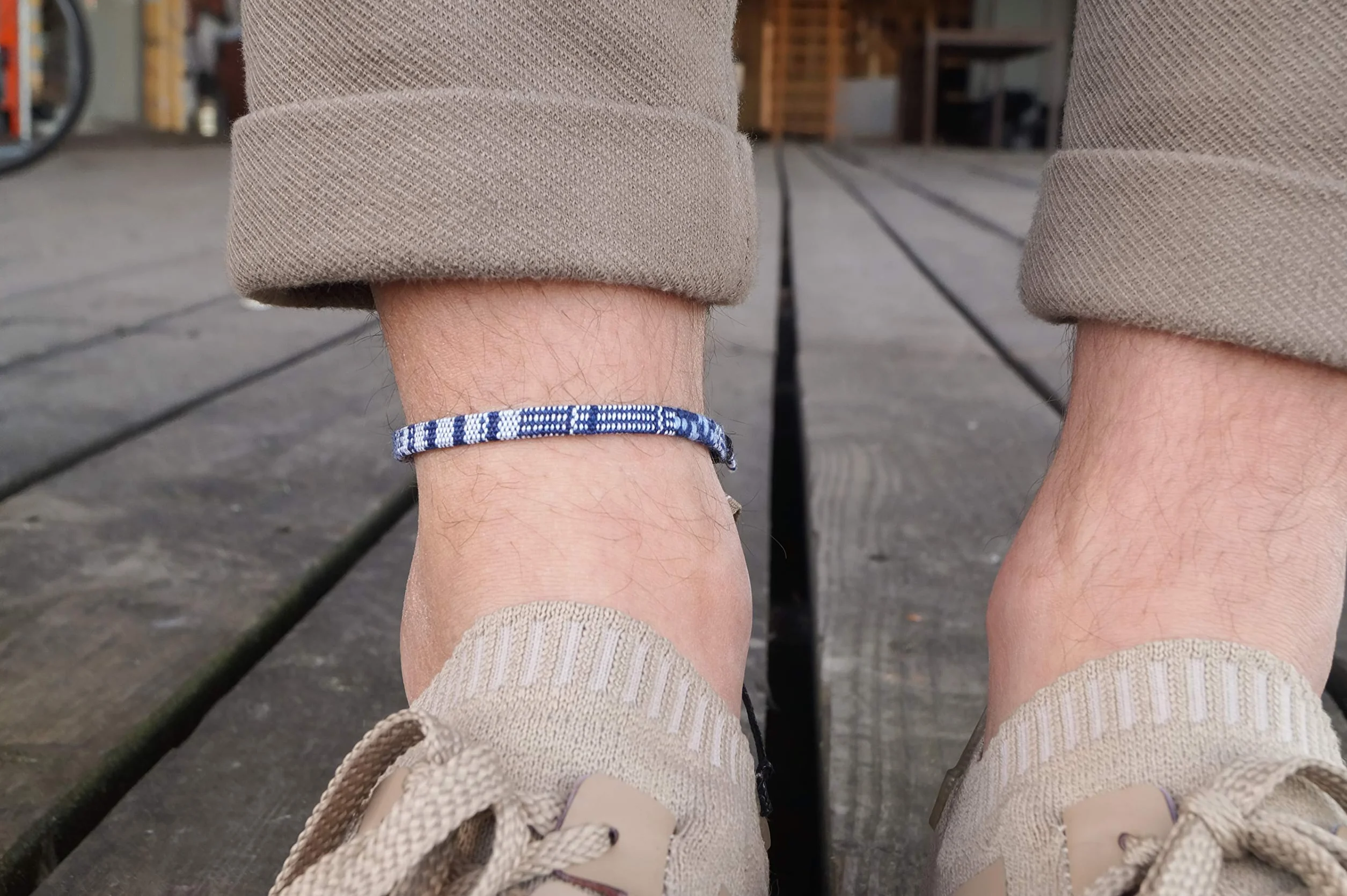 Nami Bracelet de cheville boho hippie 100% coton écologique imperméable ajustable Bleu-blanc