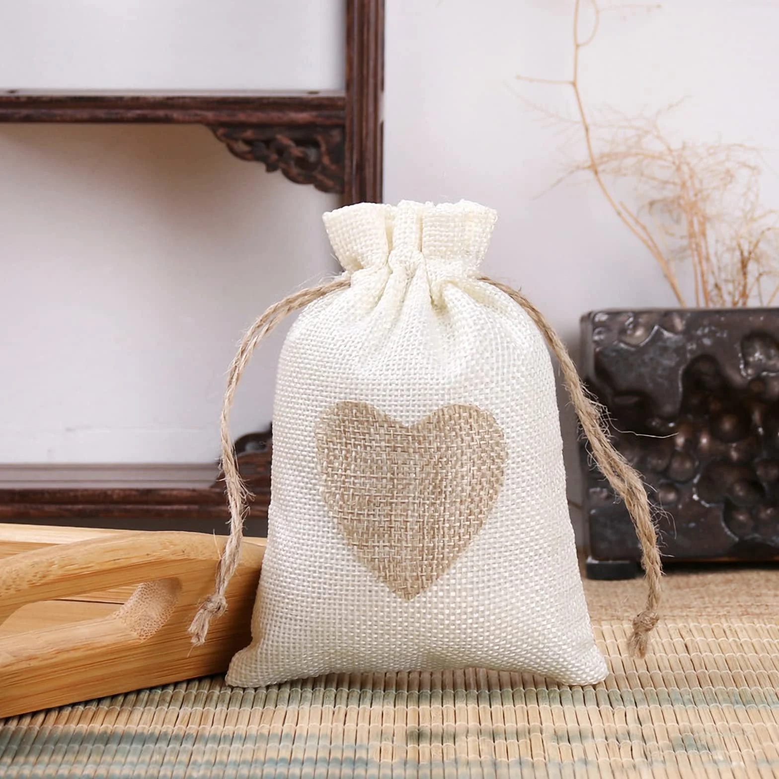 VEGCOO Sachets en Toile de Jute Motif de Coeur 10x14cm Multicolore pour Mariage Bonbons Cadeau