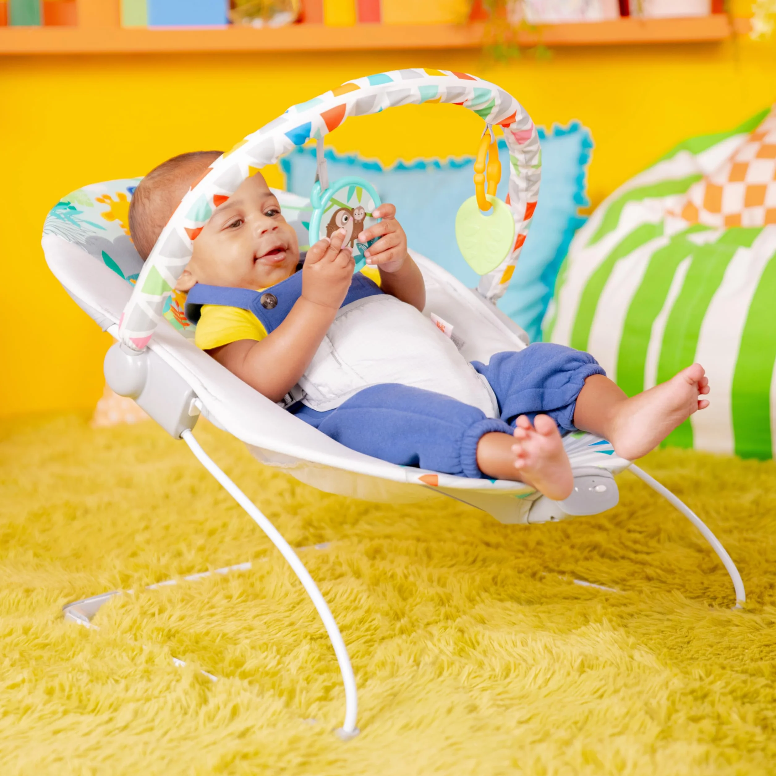 Bright Starts Transat Bébé Vibrations Apaisantes Barre de Jouets Amovible Pieds Antidérapants 0-6 Mois 9 kg Safari Fun