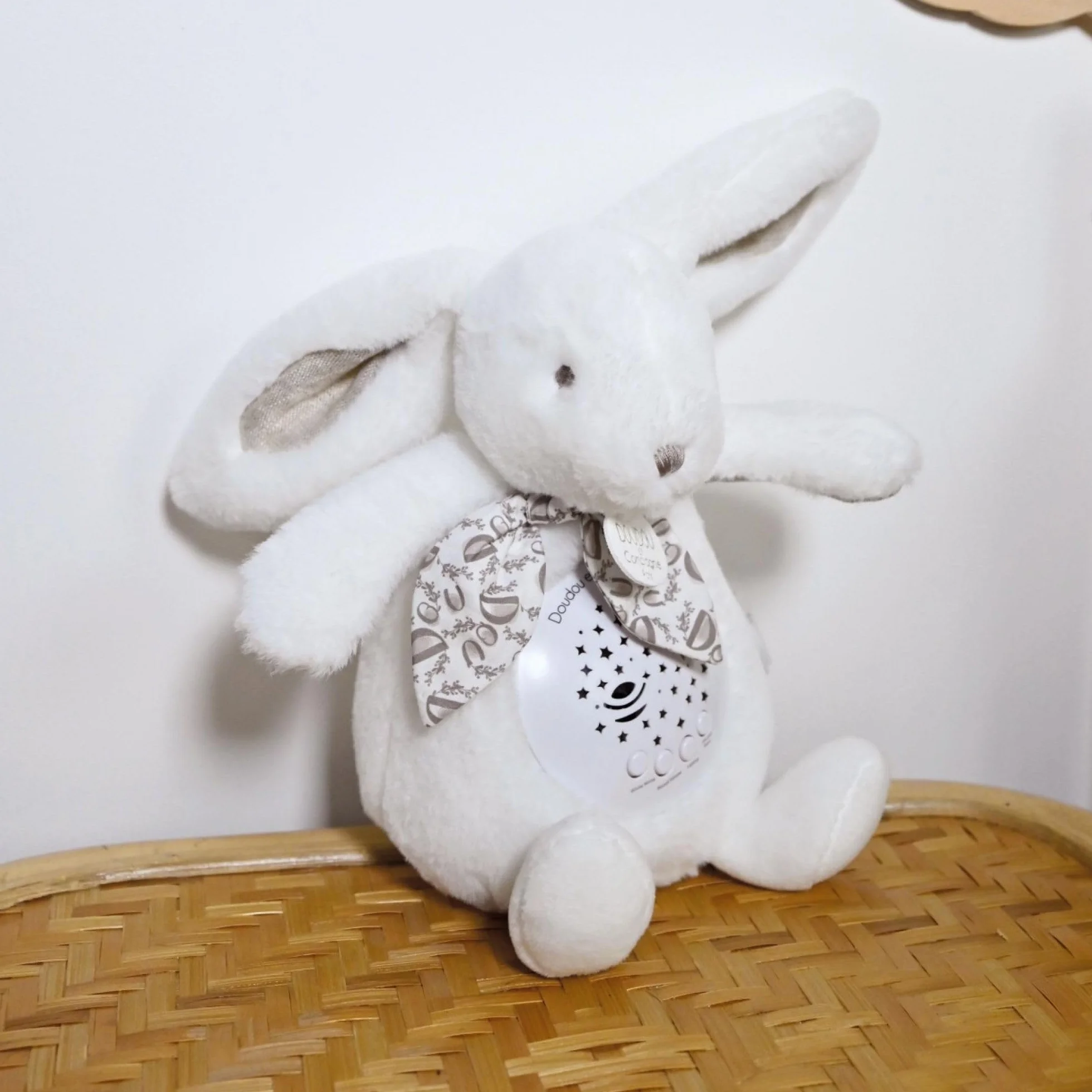 Veilleuse Musicale Lapin blanc avec Projection d’Étoiles – Doudou Peluche Bébé – Cadeau Naissance DC4202