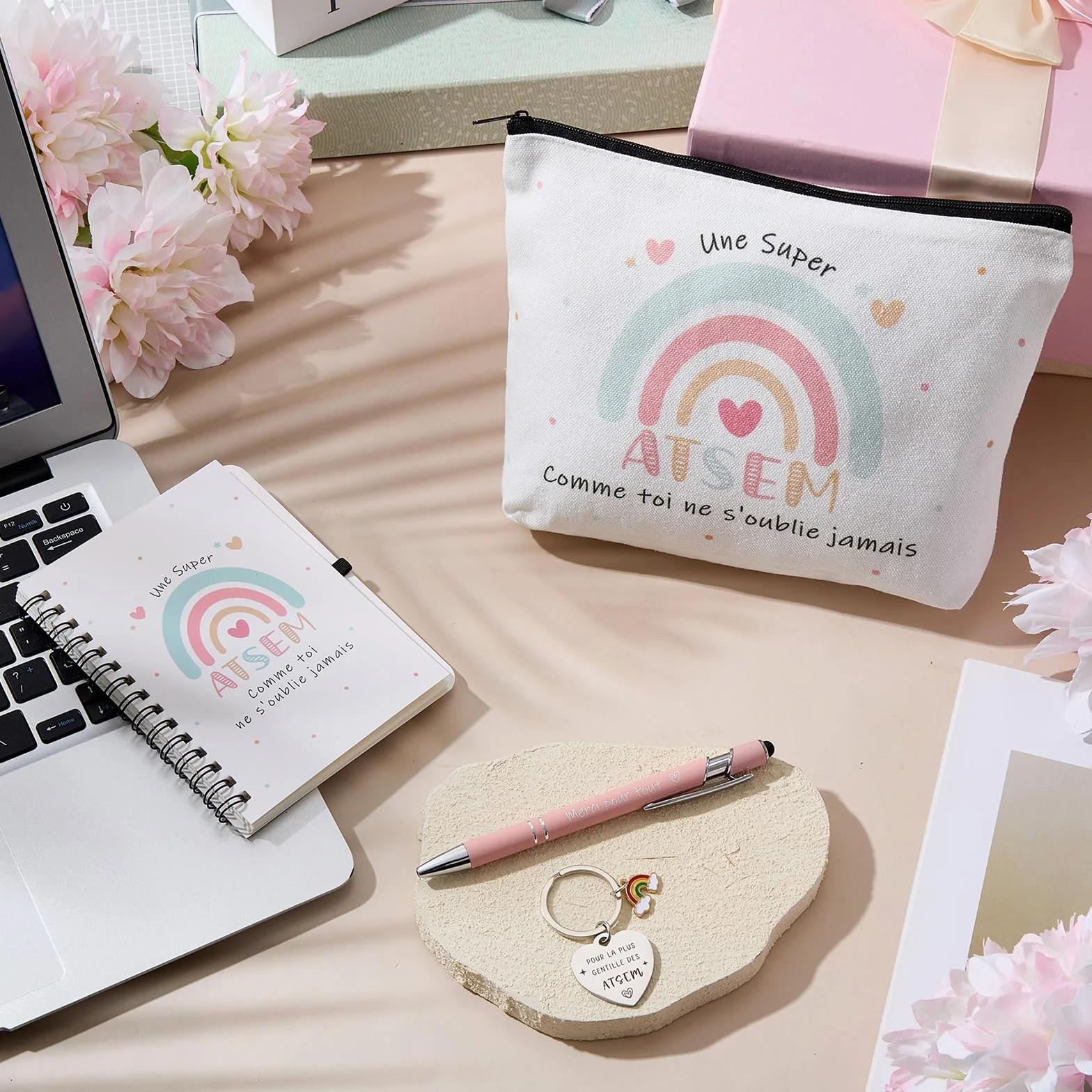 BBTO Ensemble de 4 Pièces Merci Cadeau Atsem Maîtresse d'École avec Trousse, Carnet, Stylo, Porte Clés