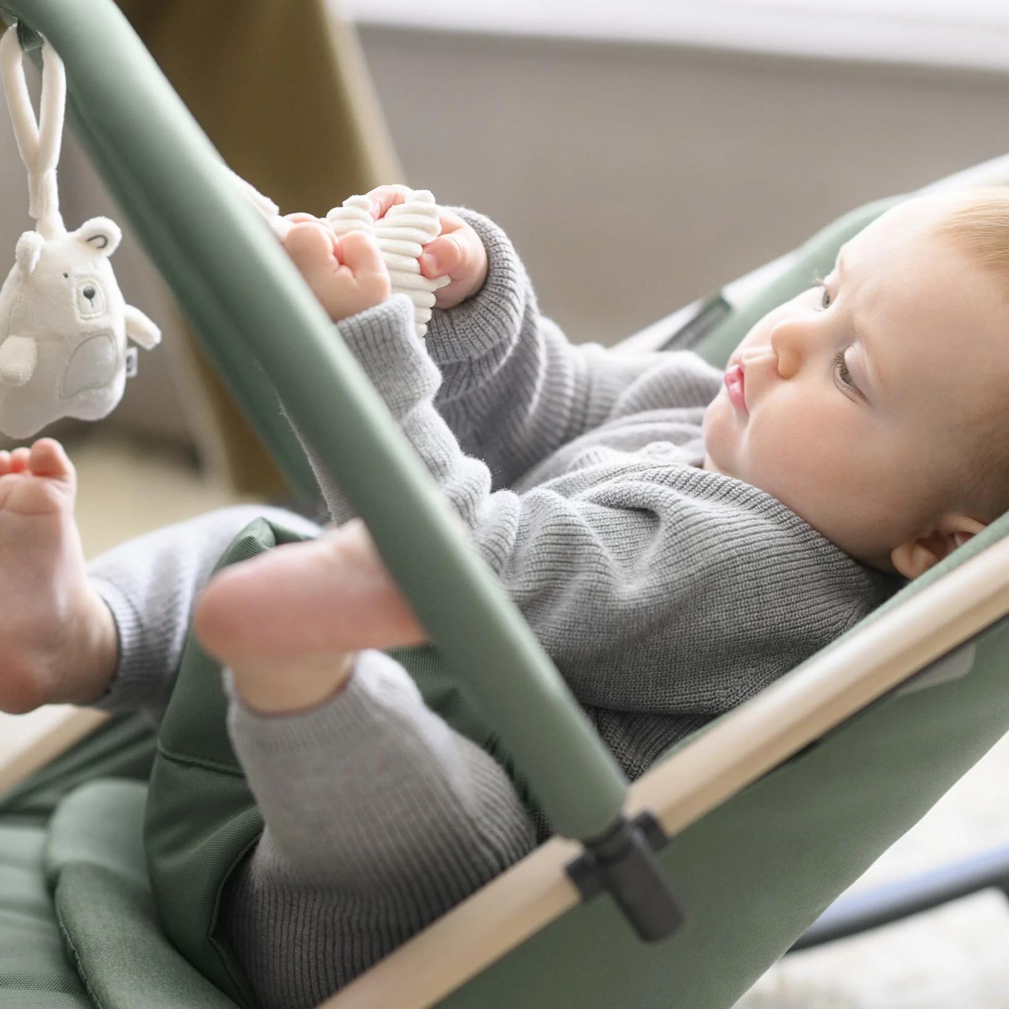 Maxi-Cosi Kori Chaise Transat Bébé 2-en-1 avec Arche à Jouets, 0-2 Ans, jusqu'à 15 kg, Baby Bouncer, 3 Positions d'Inclinaison, Léger & Compact, Harnais Facile à Installer, Eco Care, Beyond Graphite