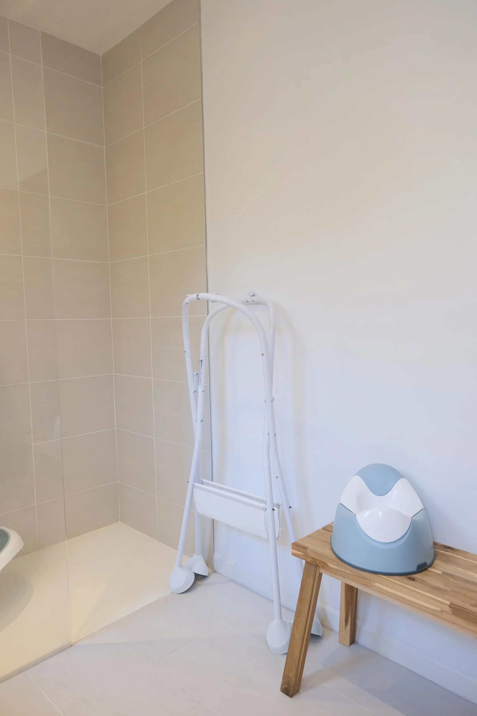 BÉABA Support de Baignoire et Table à Langer Pliable Blanc Compatible Camele'O