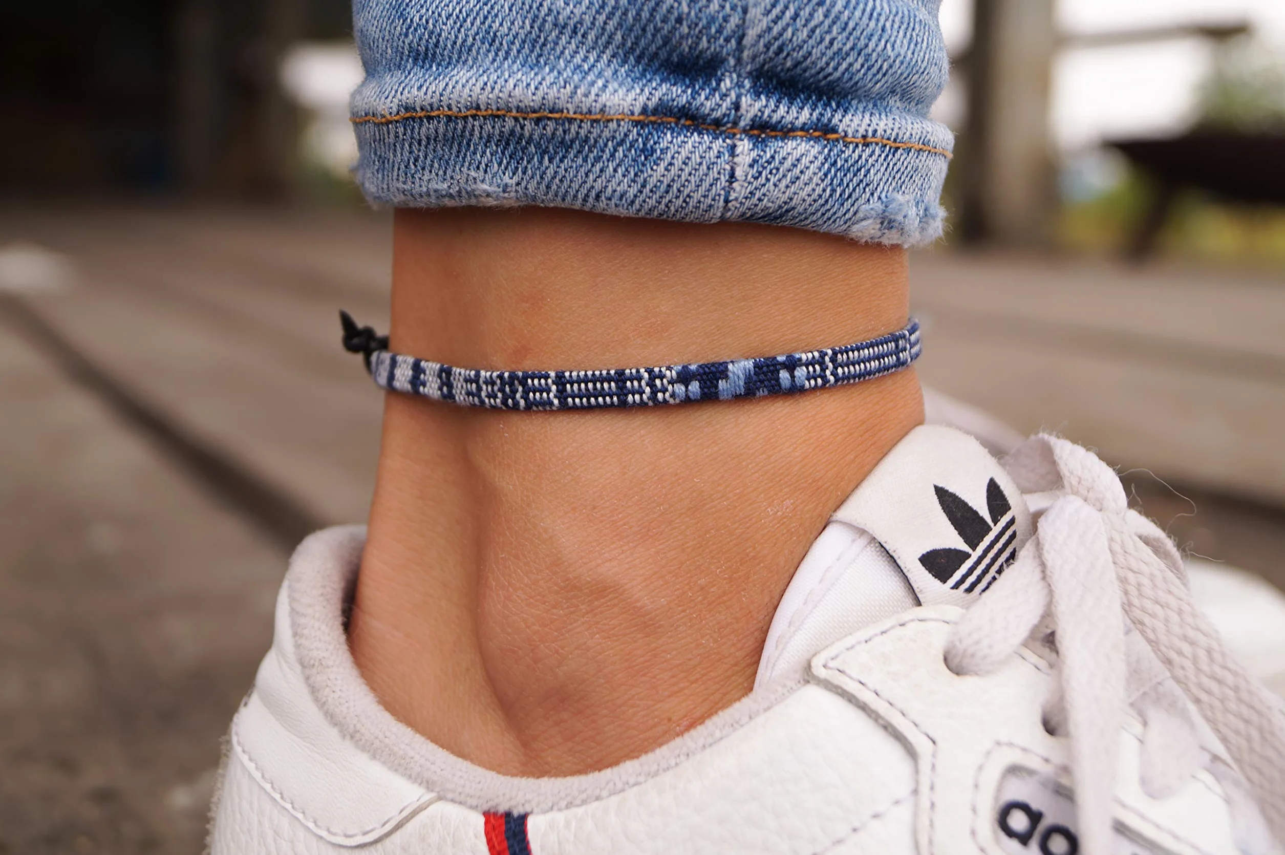 Nami Bracelet de cheville boho hippie 100% coton écologique imperméable ajustable Bleu-blanc