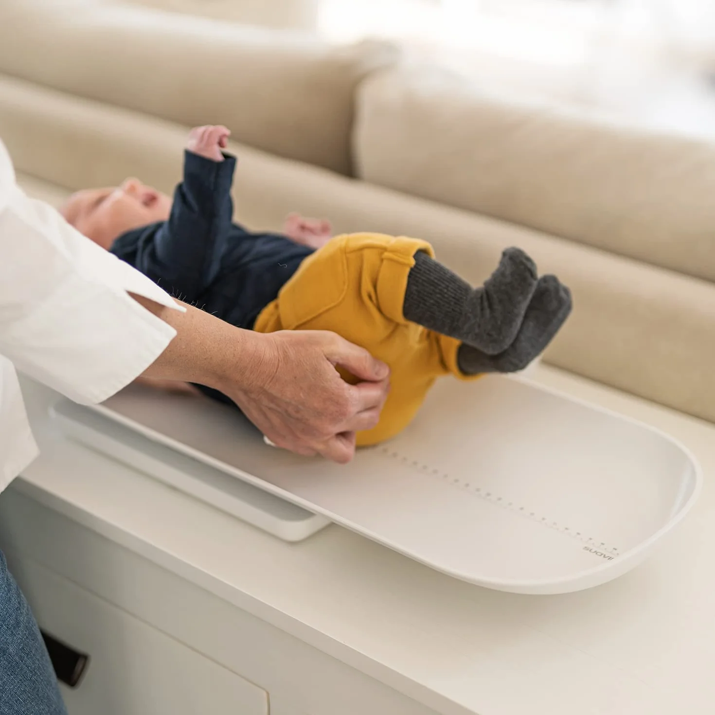 SUAVINEX Balance numérique bébé adulte Bluetooth 1-100 kg plateau amovible blanc