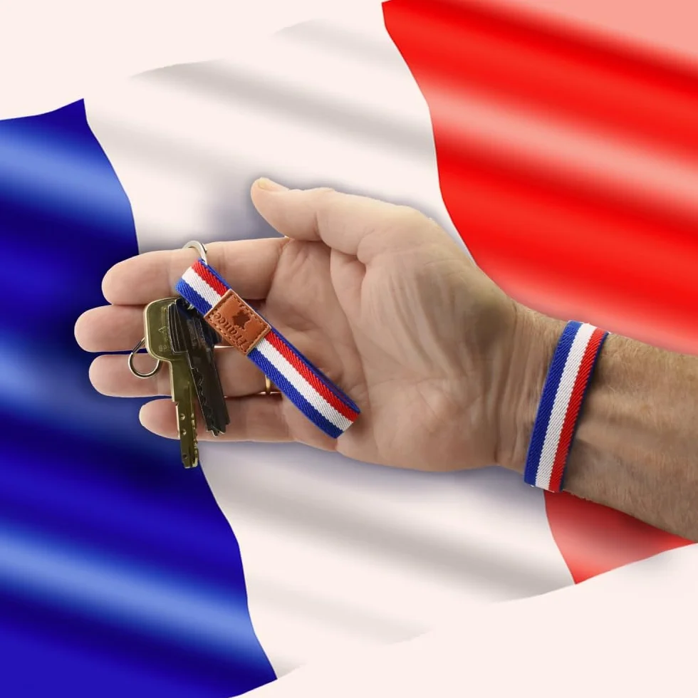 Bracelet Drapeau Français Tricolore avec Étiquette Cuir – Porte-clés ou Ensemble | Fierté Française Les Bleus