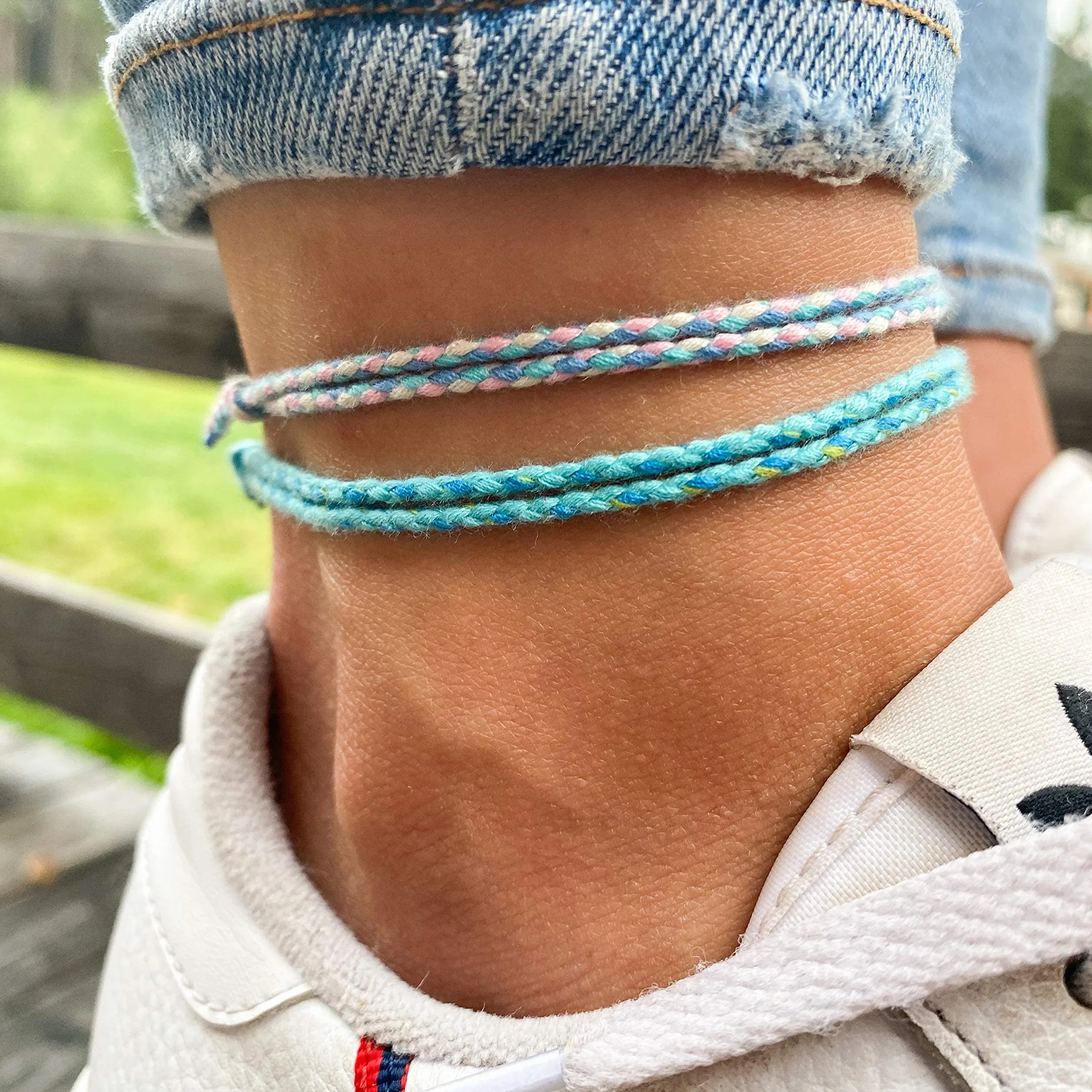 Bracelet de cheville boho hippie en coton écologique imperméable ajustable pour hommes et femmes - Set 2 pièces (Blanc & Jaune, Bleu)