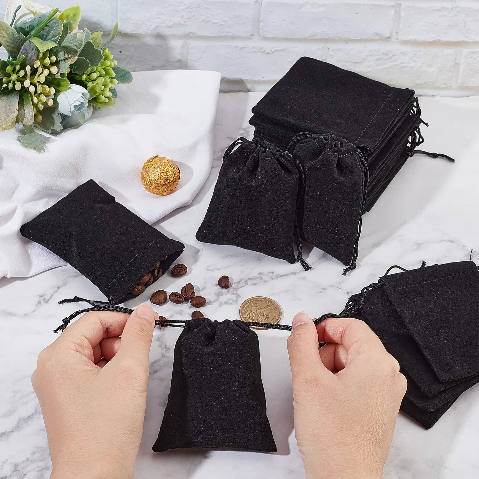 Cordon de Serrage En Velours pour Sacs Bijoux Pochettes À Dragées, Noir, 8.5 × 7 cm