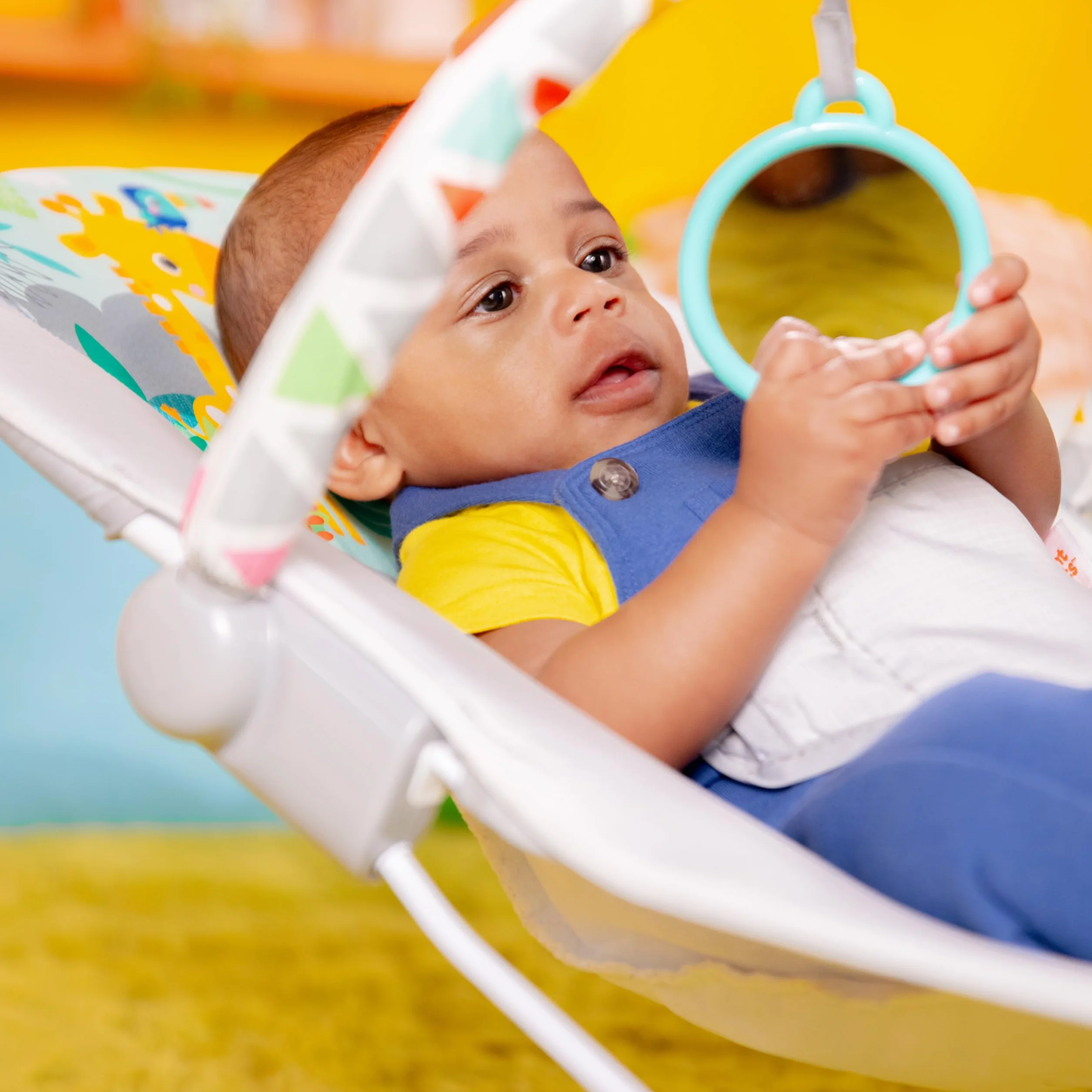 Bright Starts Transat Bébé Vibrations Apaisantes Barre de Jouets Amovible Pieds Antidérapants 0-6 Mois 9 kg Safari Fun