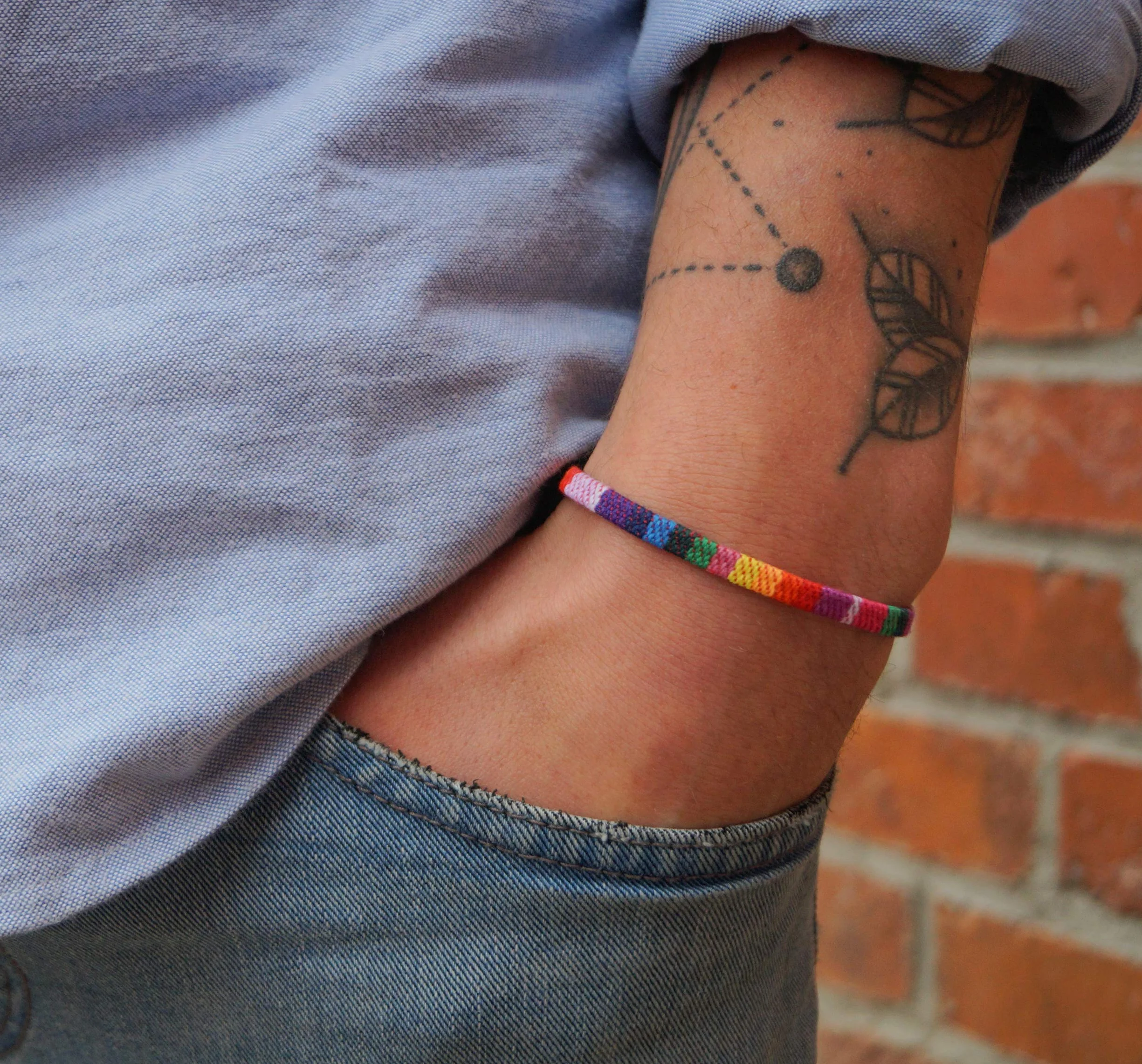 Bracelet surfeur Nami fait main pour hommes et femmes - Boho hippie - Accessoire plage festival - Coton écologique imperméable ajustable Arc-en-ciel