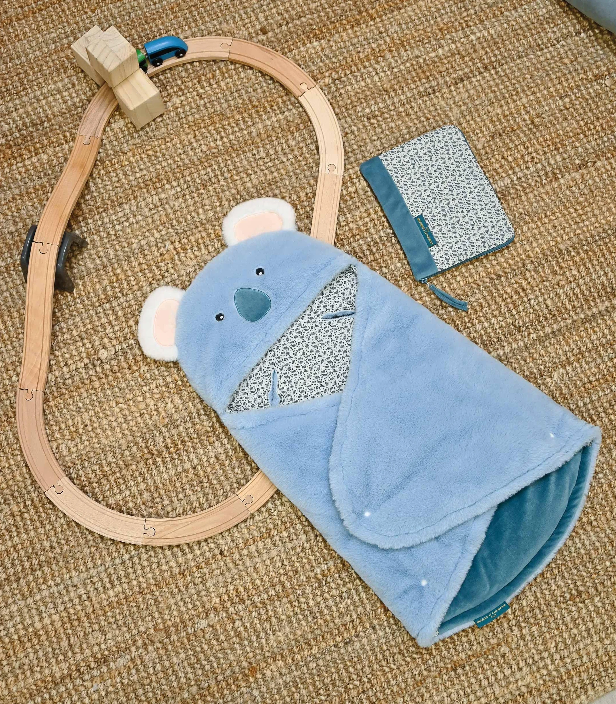 DOUDOU ET COMPAGNIE Protège Carnet de Santé Bleu Imprimé YOCA LE KOALA 22 cm 100% Lange Coton