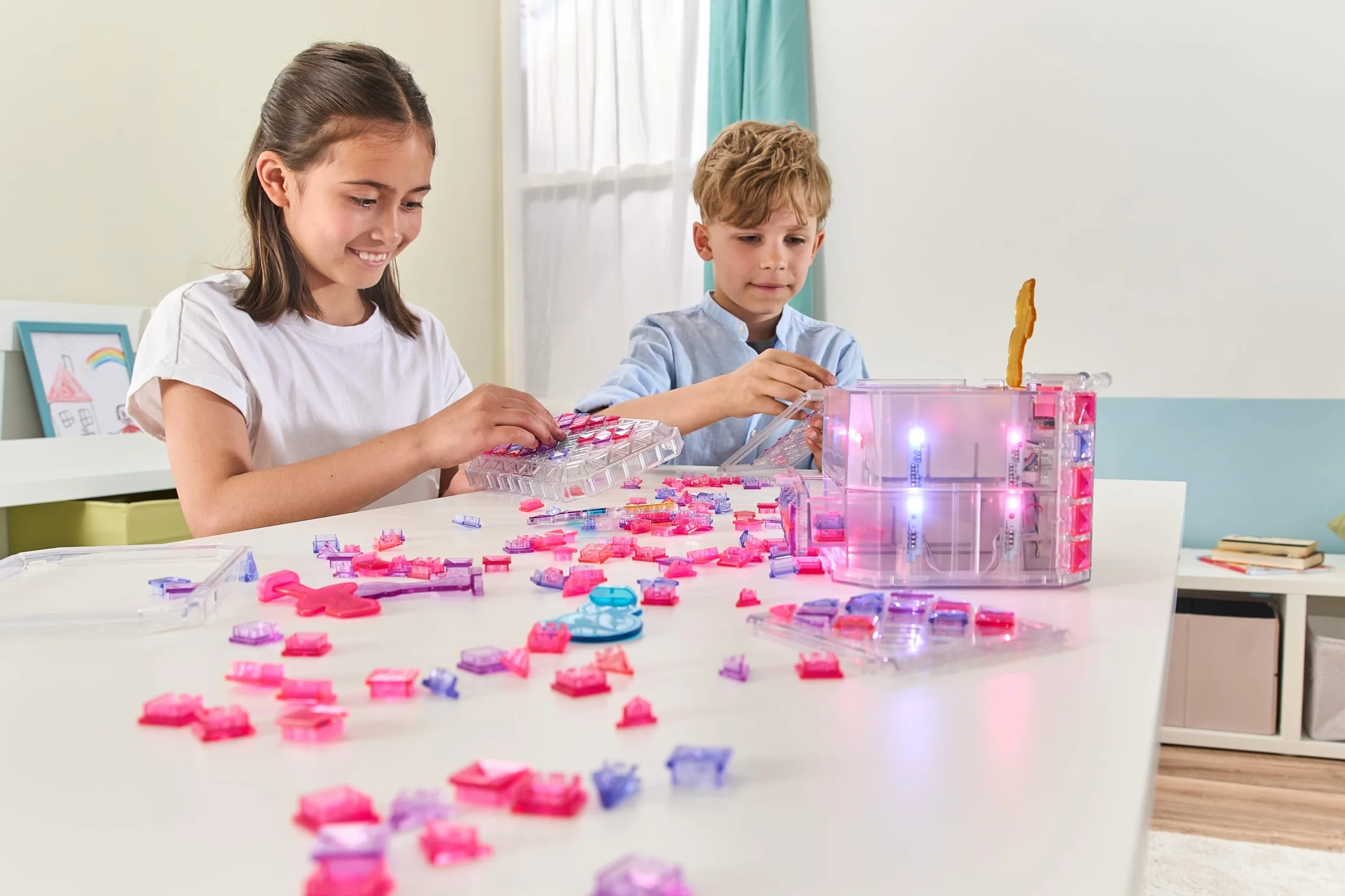 VTech Mosaic Magic Lights Boîte à Bijoux Lumineuse pour Enfant, Personnalisable avec 200 Carreaux de Mosaïque, 4 Figurines, Mélodies Relaxantes, Langue Italienne